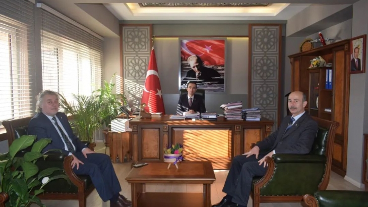 Çaycuma TSO Yönetim Kurulu Başkanı Zekai Kamitoğlu ve Meclis Başkanı Yusuf Hüseyin Arslan, Çaycuma Kaymakamı Mehmet Göze’yi ziyaret ederek görüş alışverişinde bulundu ve yeni yılını kutladı.